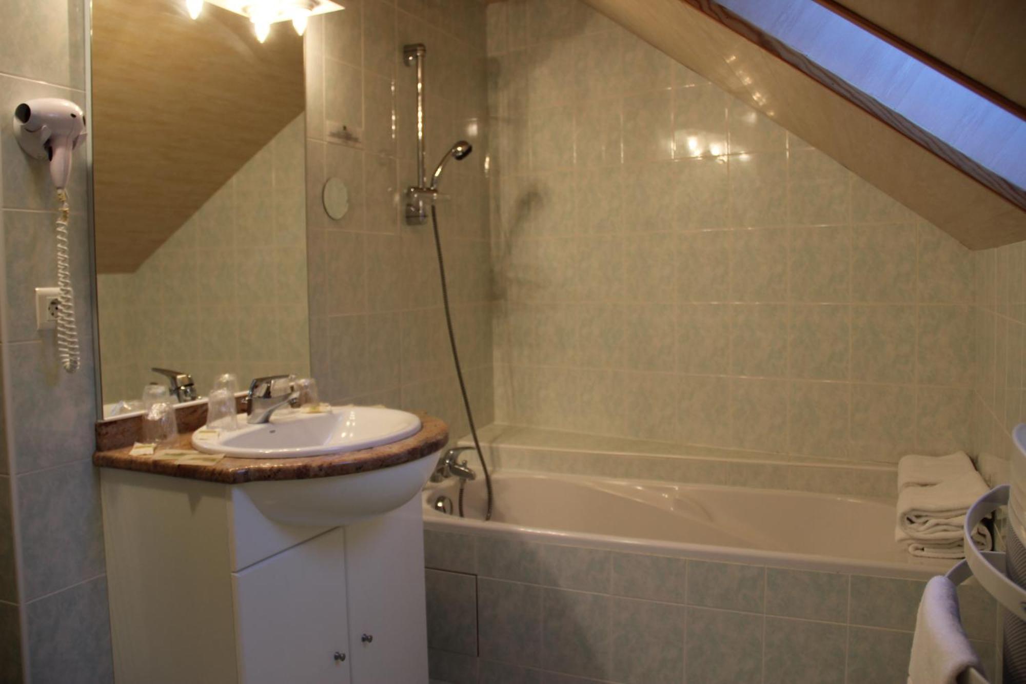 Hotel Restaurant Logis La Meridienne Anglards de Saint Flour Bilik gambar